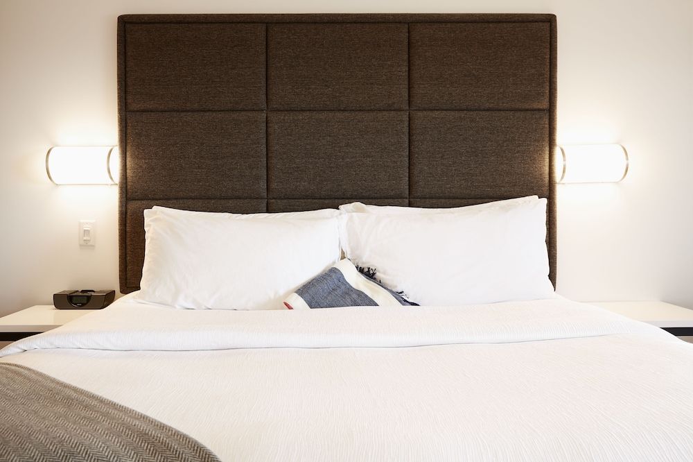 Hôtel Le Dauphin Montréal - Longueuil Standard Room, 1 King Bed 2