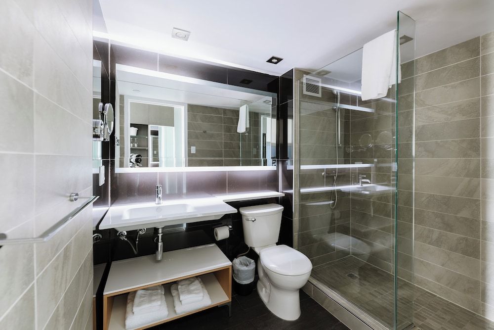 Hôtel Le Dauphin Montréal - Longueuil Standard Room, 1 King Bed 6