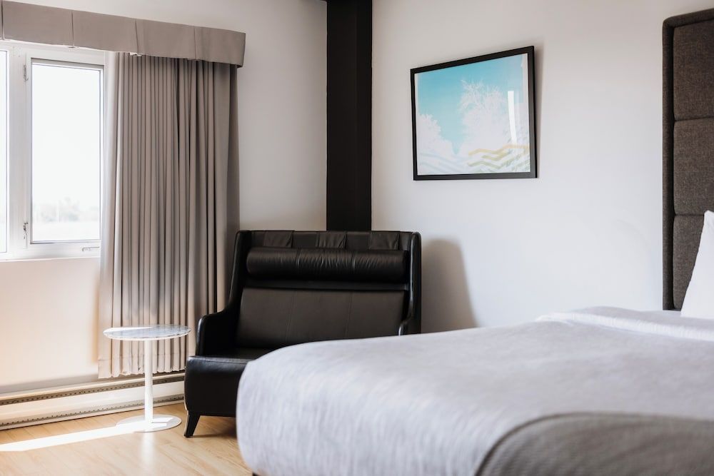 Hôtel Le Dauphin Montréal - Longueuil Standard Room, 1 King Bed 4