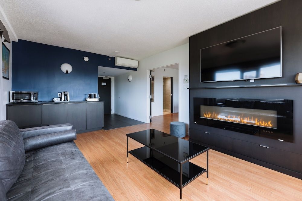 Hôtel Le Dauphin Montréal - Longueuil Deluxe Suite, 1 King Bed 3