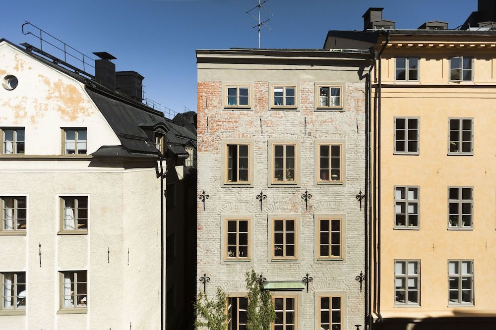 undefined Lady Hamilton Hotel 8