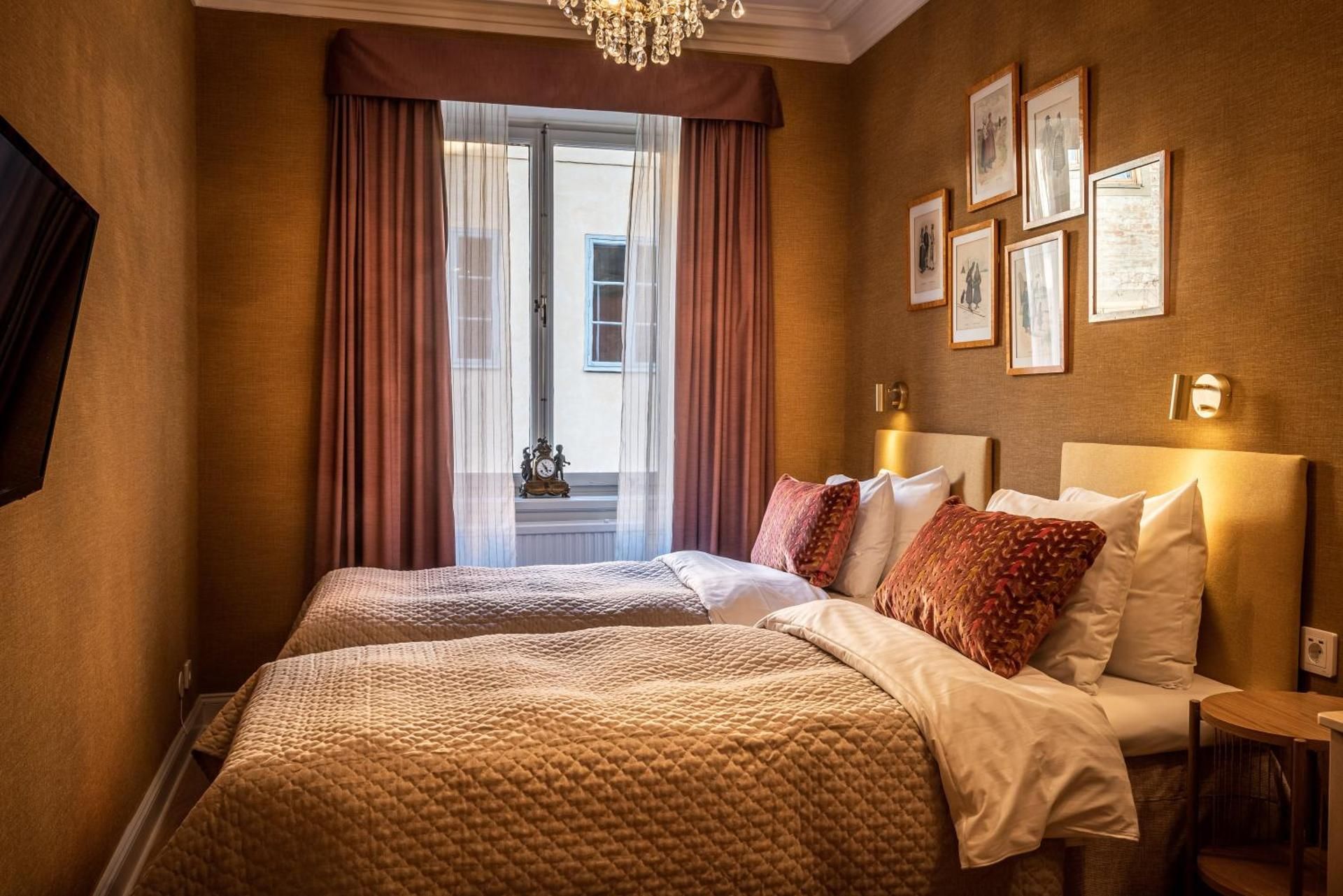 undefined Lady Hamilton Hotel 8