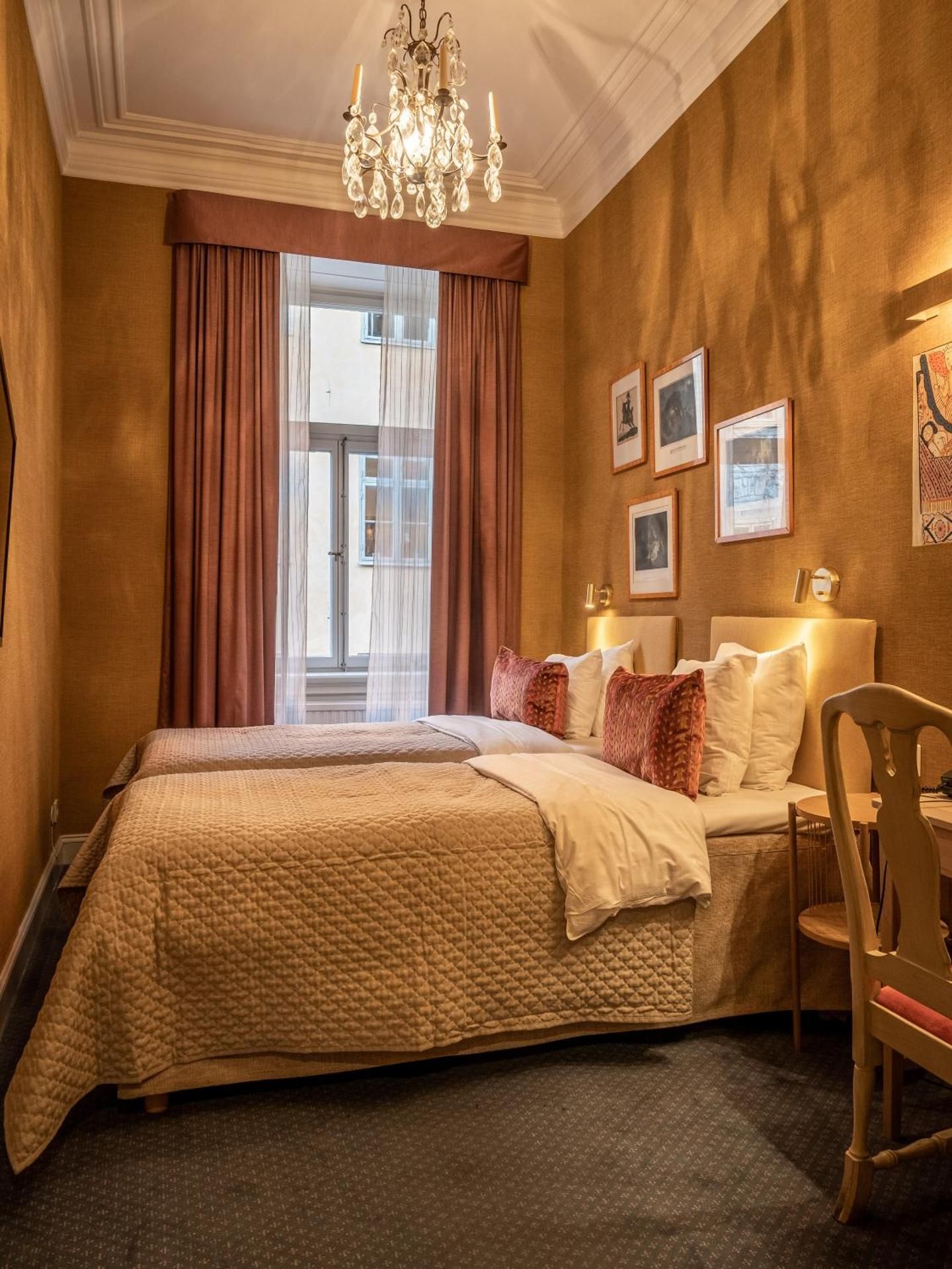 undefined Lady Hamilton Hotel 7