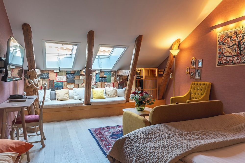 undefined Lady Hamilton Hotel 5