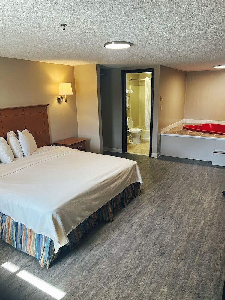 Americas Best Value Inn Torrington CT Suite, 1 King Bed, Non Smoking, Jetted Tub