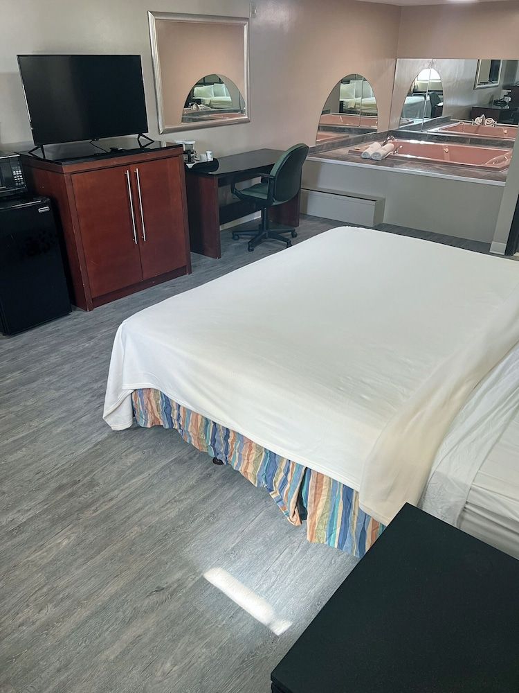 Americas Best Value Inn Torrington CT Suite, 1 King Bed, Non Smoking, Jetted Tub 2