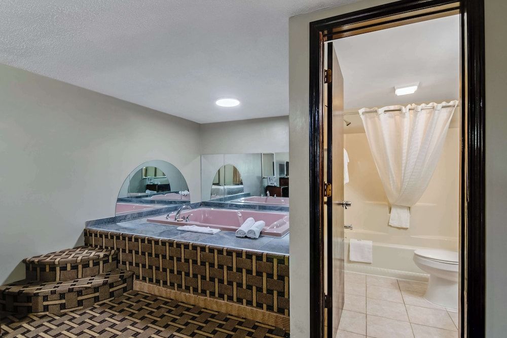 Americas Best Value Inn Torrington CT Room, 1 King Bed, Non Smoking, Jetted Tub 2