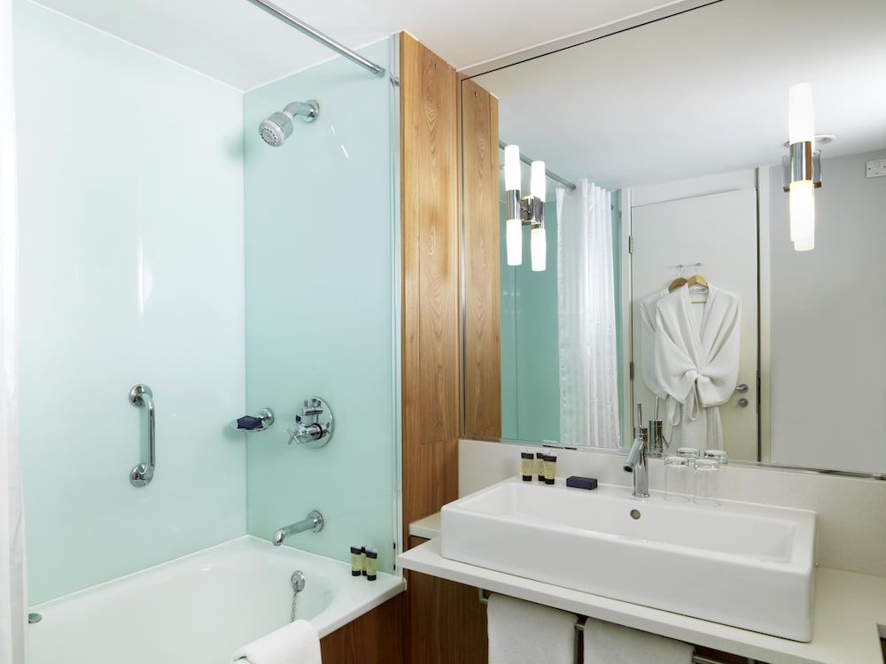 The Runnymede on Thames - Adults Only Deluxe Double Room, River View (2 Pax) 7