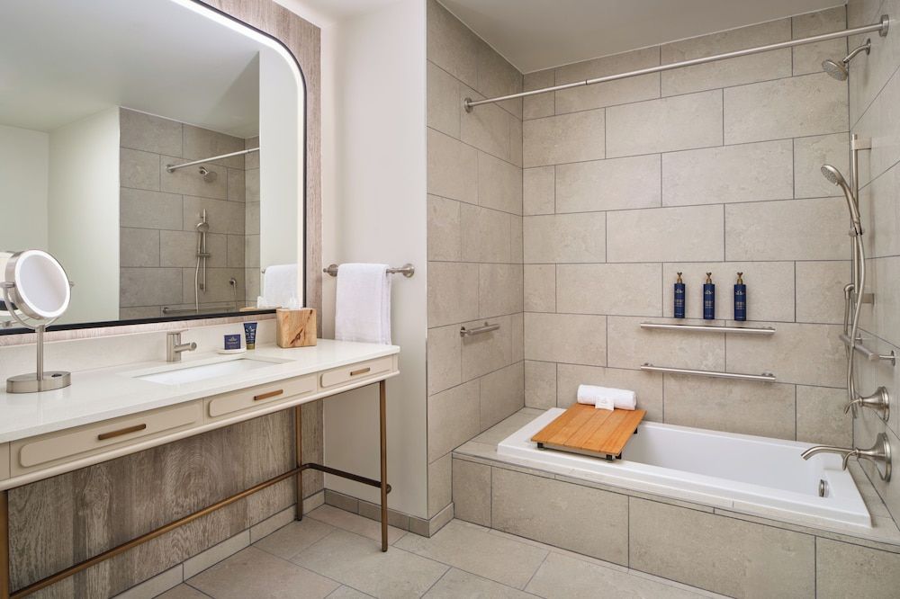 Junior Suite, 1 King Bed, Accessible, Bathtub (Mobility & Hearing)