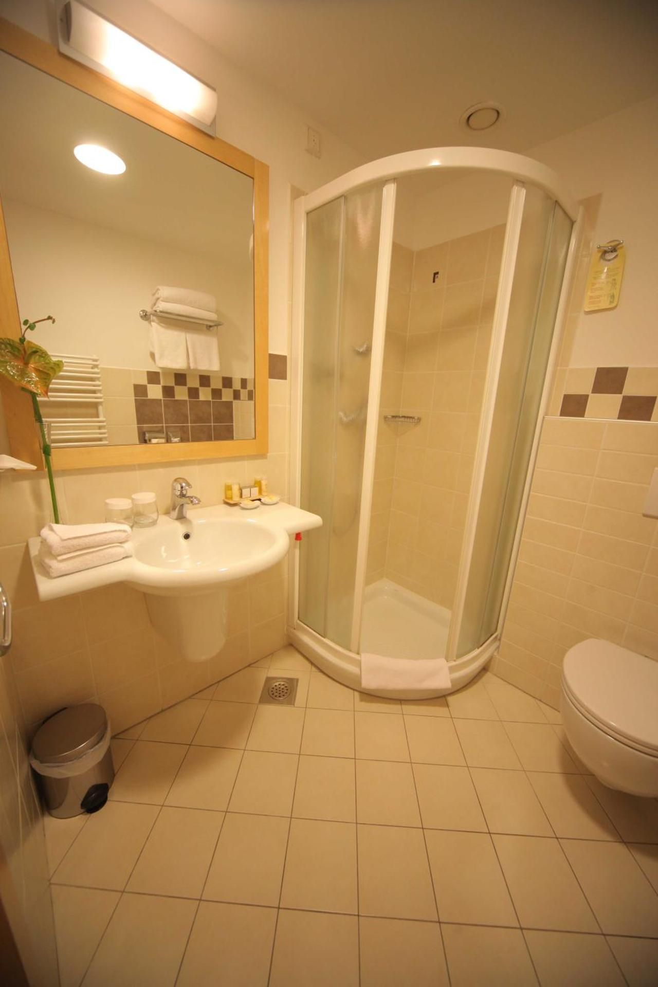 Hotel Lovec Twin Room - Lake Side 3