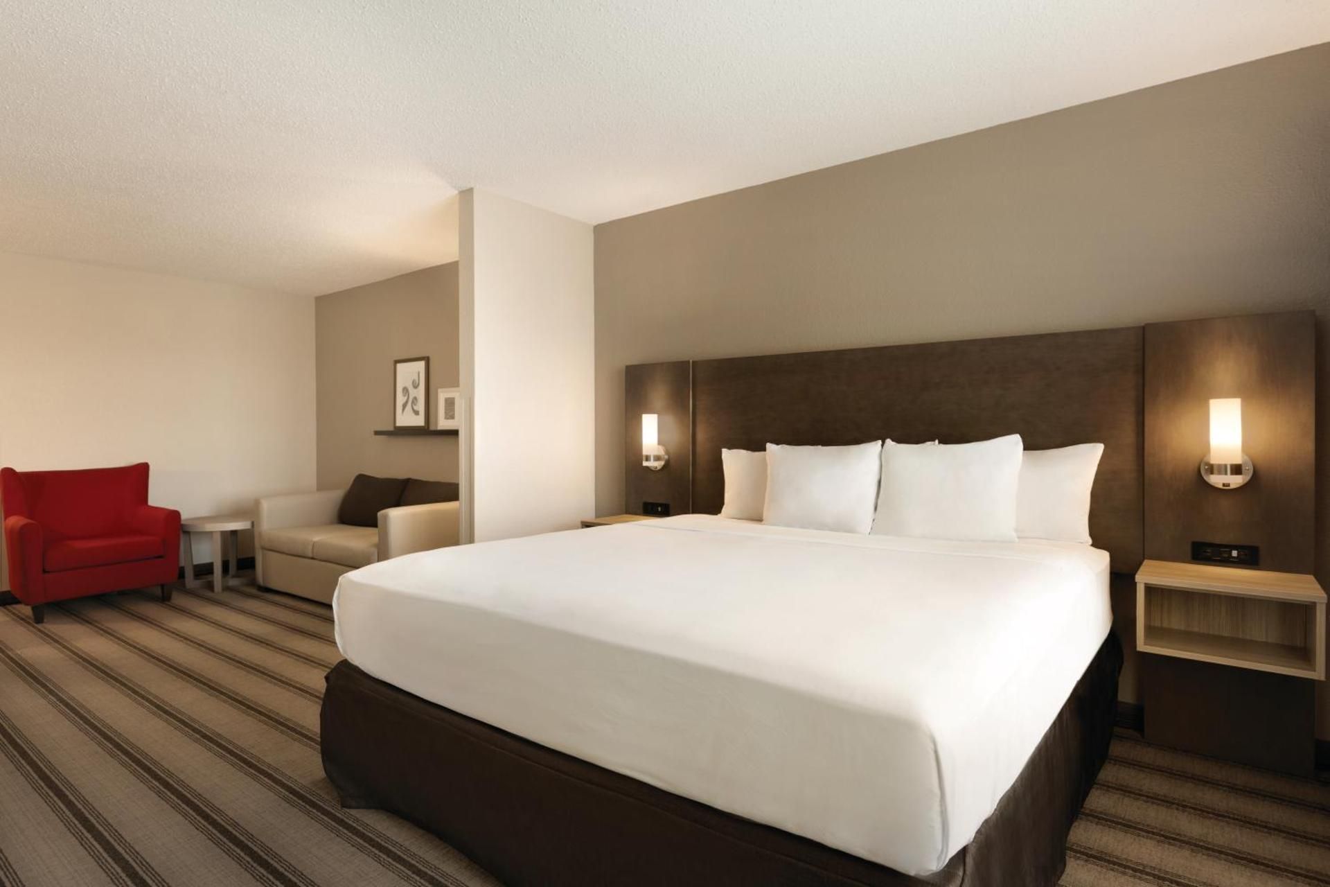 1 King Bed, Suite, Nonsmoking, Accessible
