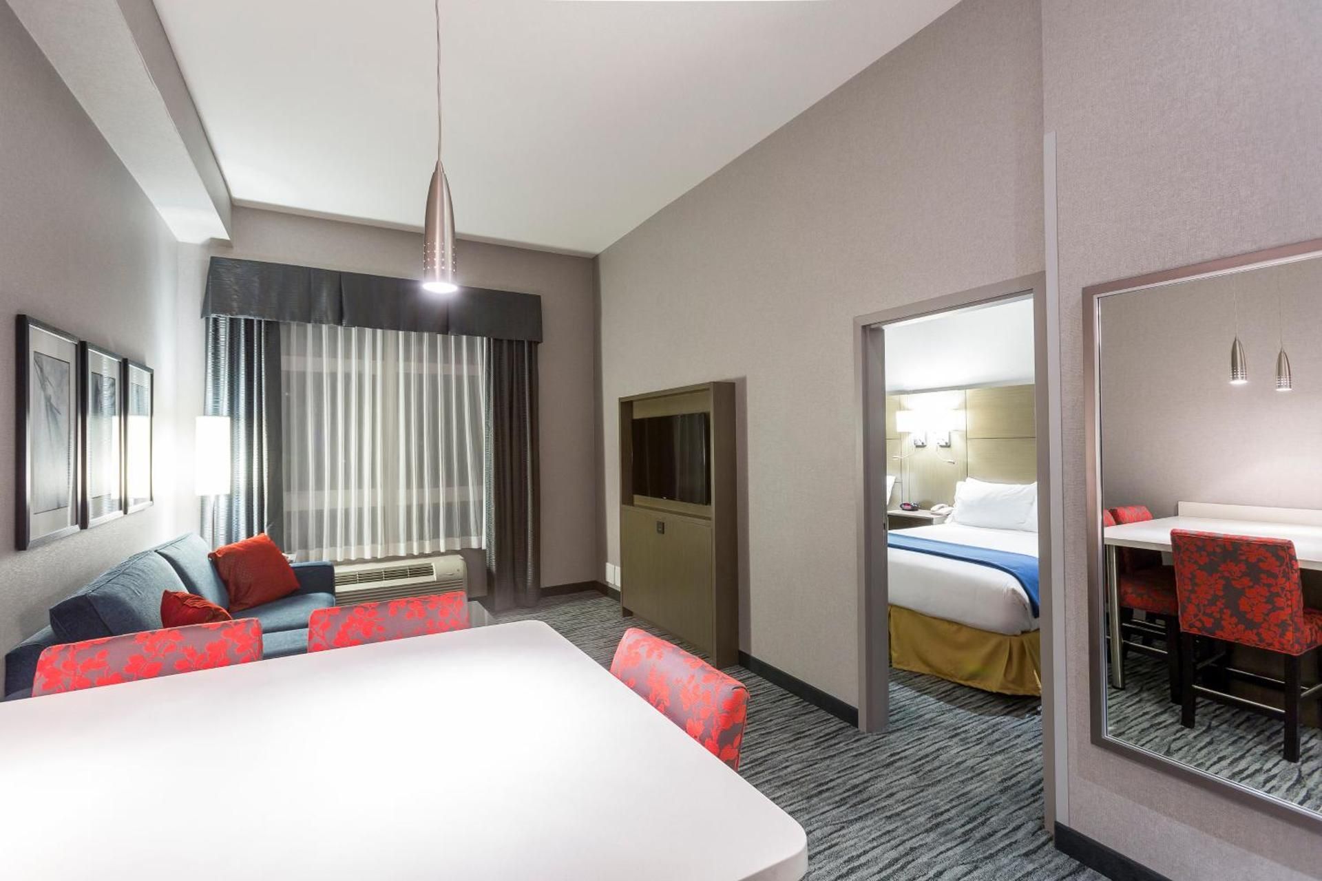 1 Bedroom Suite Kitchen Area 2 Queen