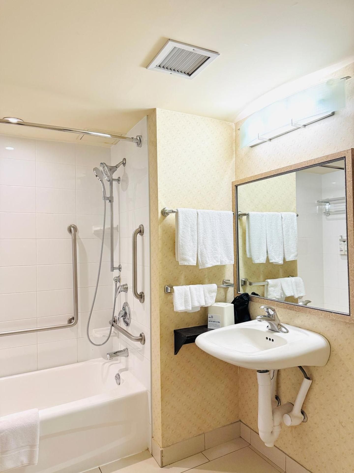 2 Queen Standard Mobility Accessible Tub