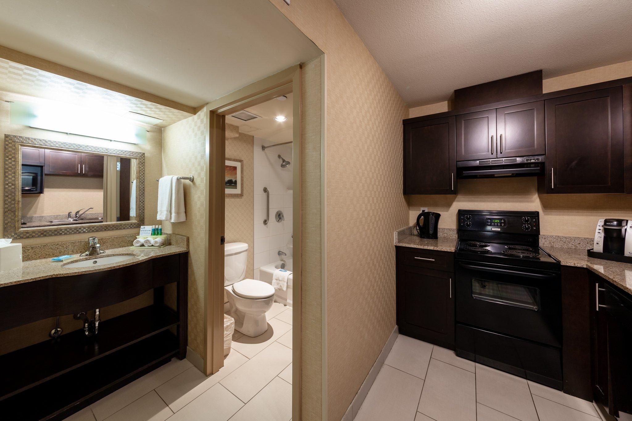 1 Bedroom Suite Dining Area