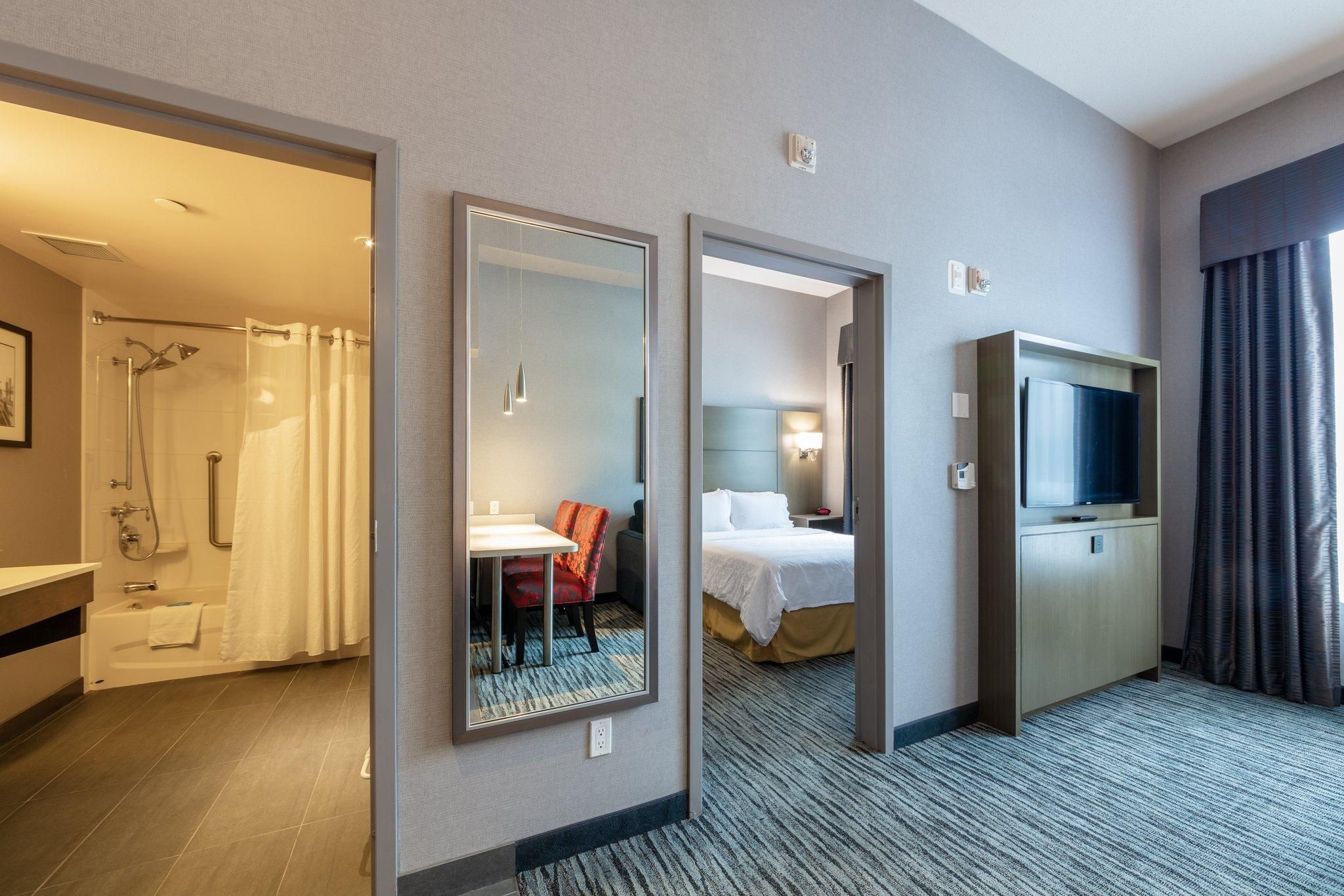 1 Bedroom Suite Mobility Accessible Tub