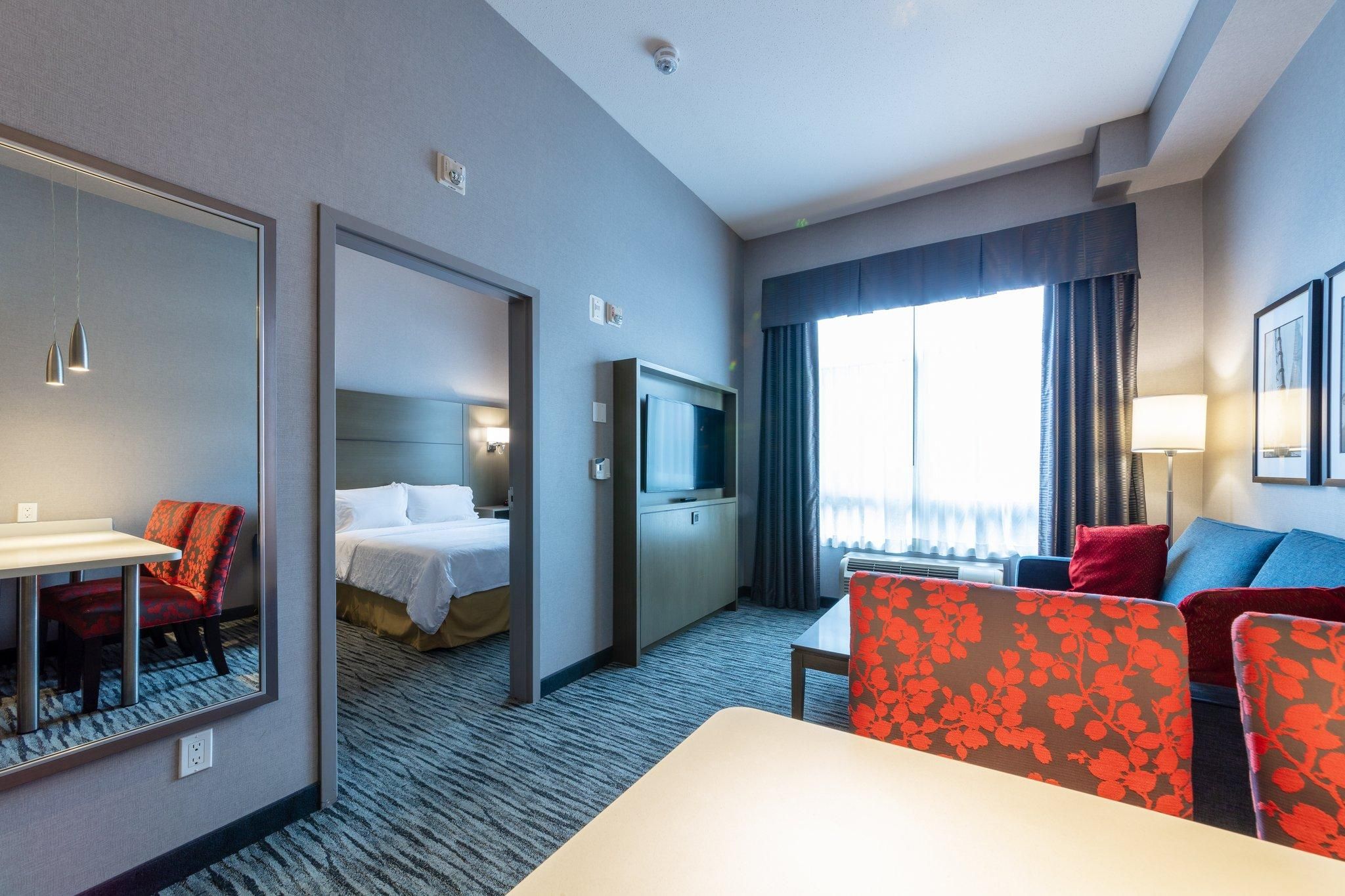1 Bedroom Suite Kitchen Area 1 King