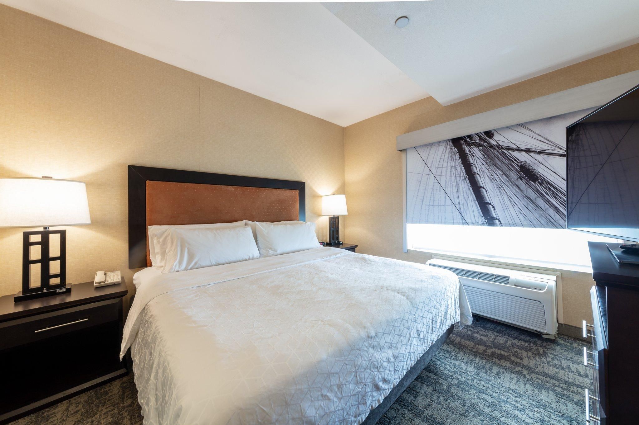1 Bedroom Suite Dining Area