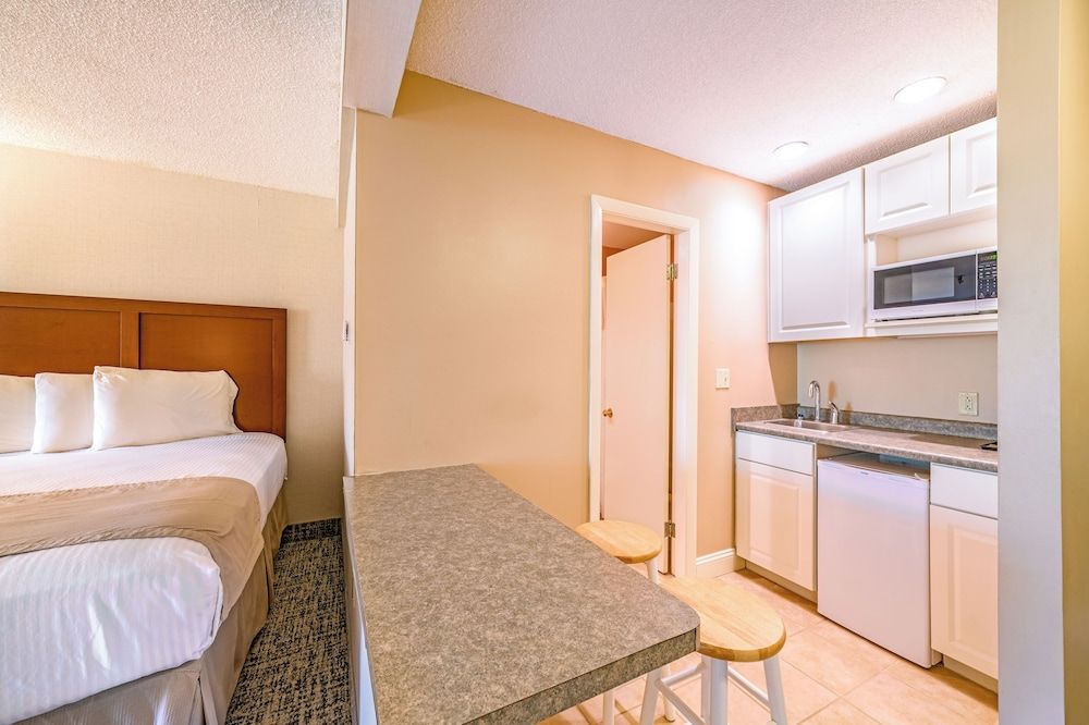 Town and Country Inn & Resort Junior Suite - 2 Queens, Non-Smoking (located over the lounge) 5