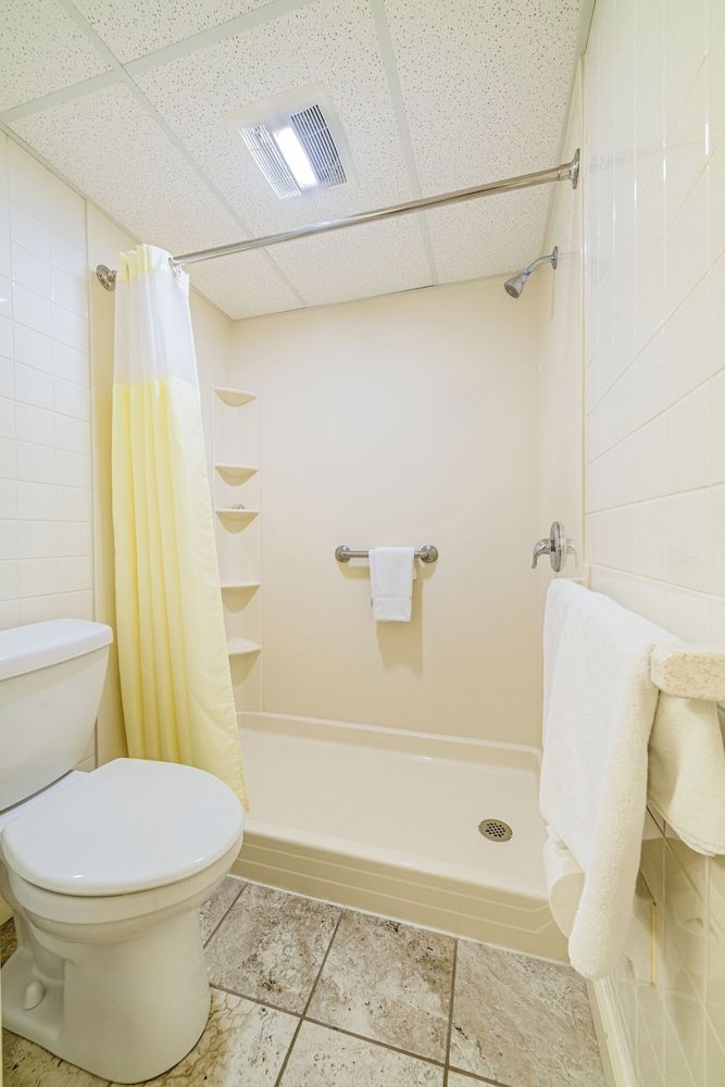 Town and Country Inn & Resort Single King, Non-Smoking 5