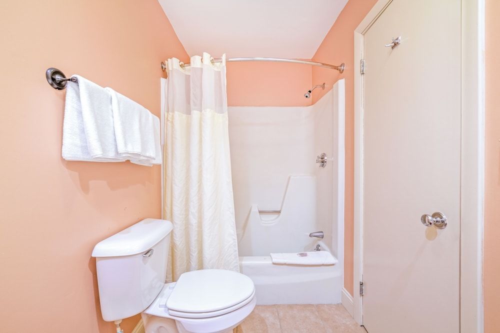 Town and Country Inn & Resort Junior Suite - 2 Queens, Non-Smoking (located over the lounge) 7