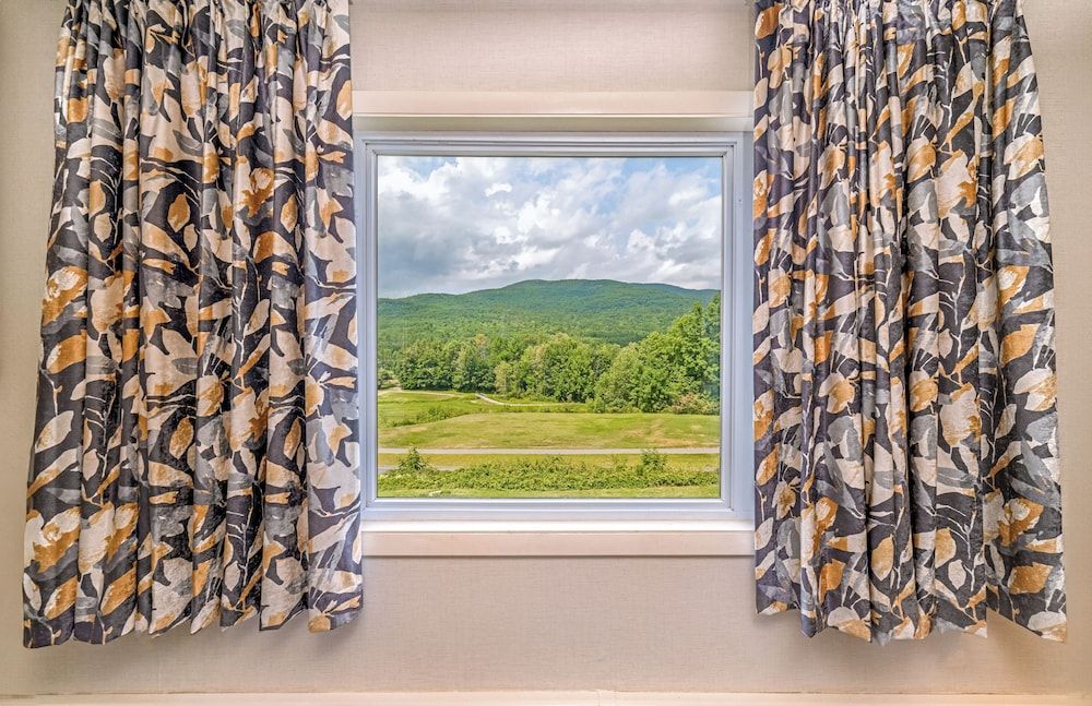 Town and Country Inn & Resort Junior Suite - 2 Queens, Non-Smoking (located over the lounge) 6