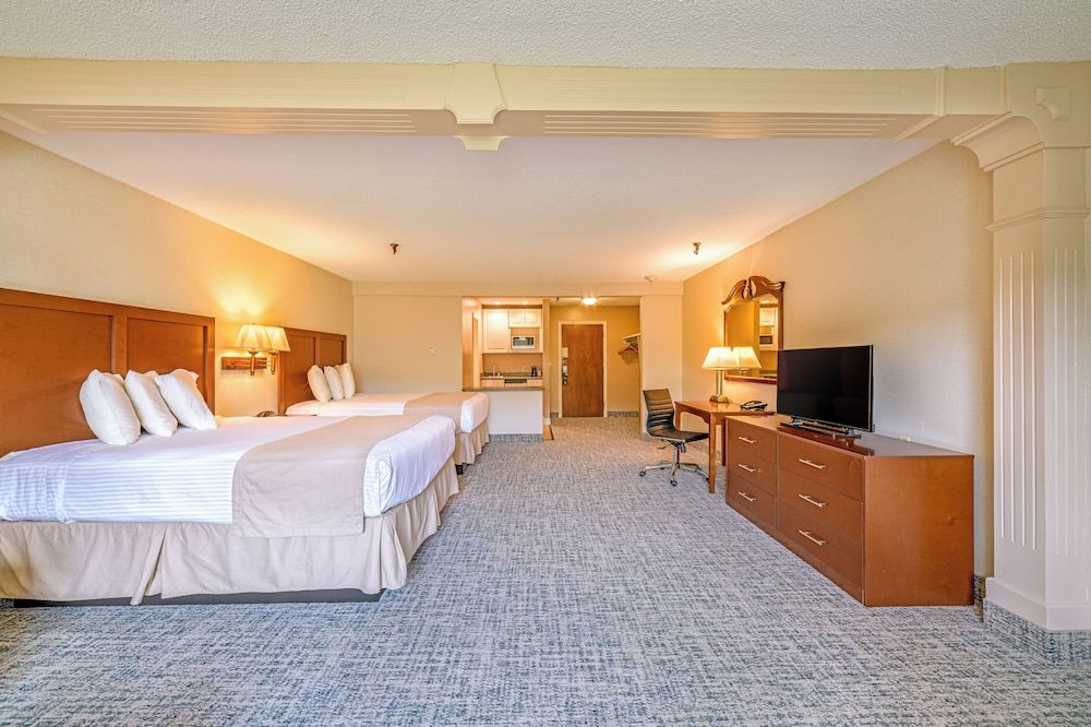 Town and Country Inn & Resort Junior Suite - 2 Queens, Non-Smoking (located over the lounge) 4