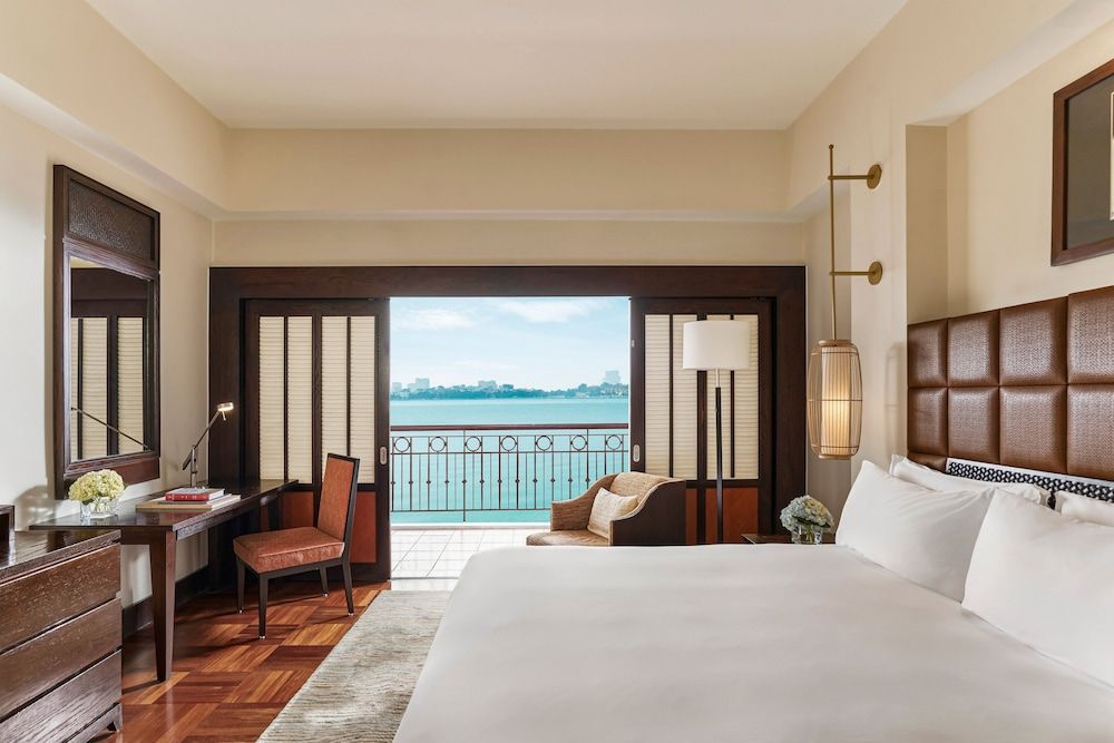 Classic Room, 1 King Bed, Lake View, Overwater