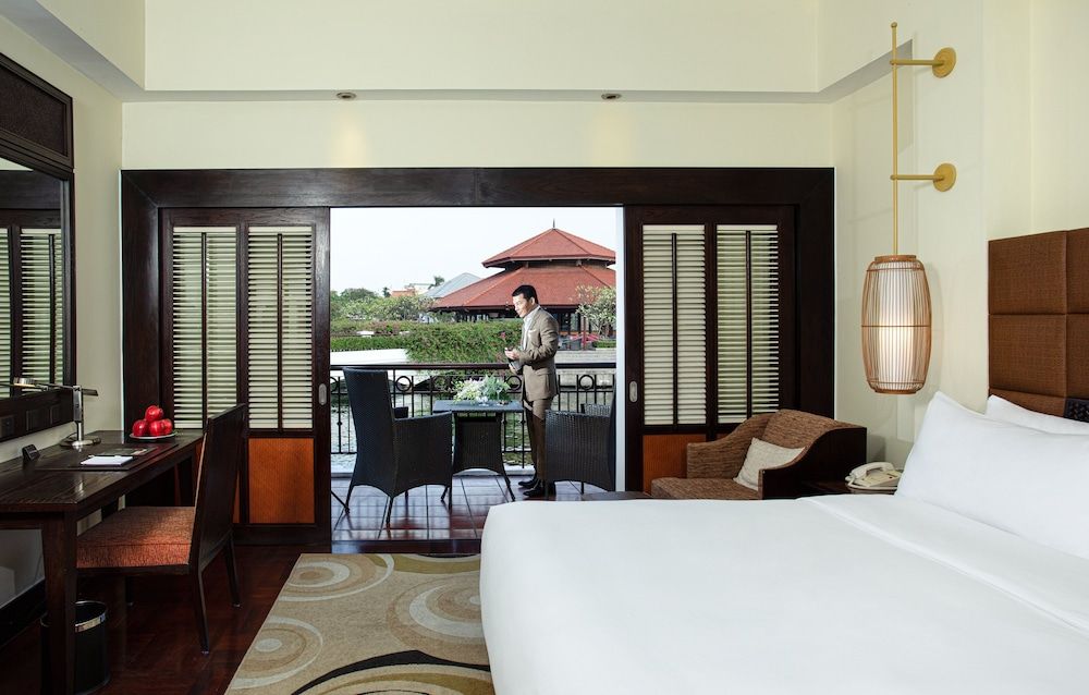 Classic Room, 1 King Bed, City View, Overwater
