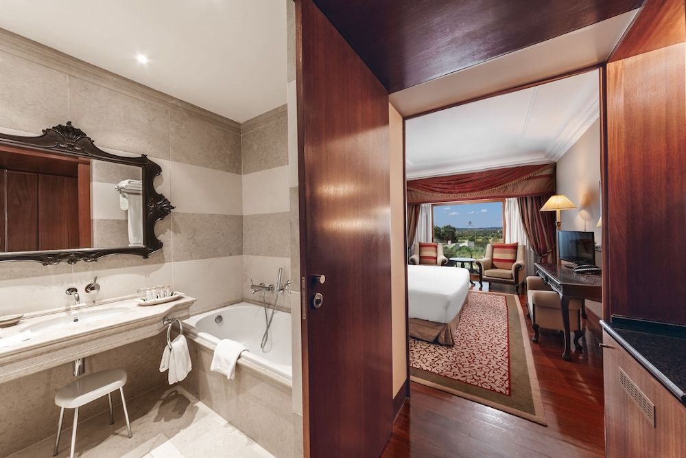 Convento do Espinheiro, Historic Hotel & Spa Deluxe Room 3