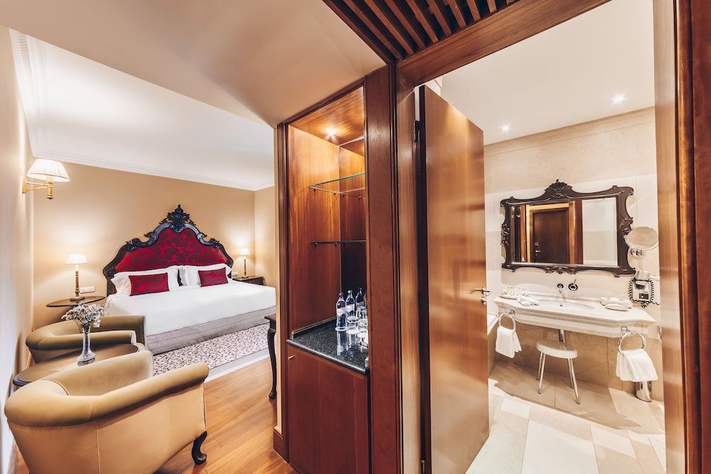 Convento do Espinheiro, Historic Hotel & Spa Deluxe Room (Convent) 2
