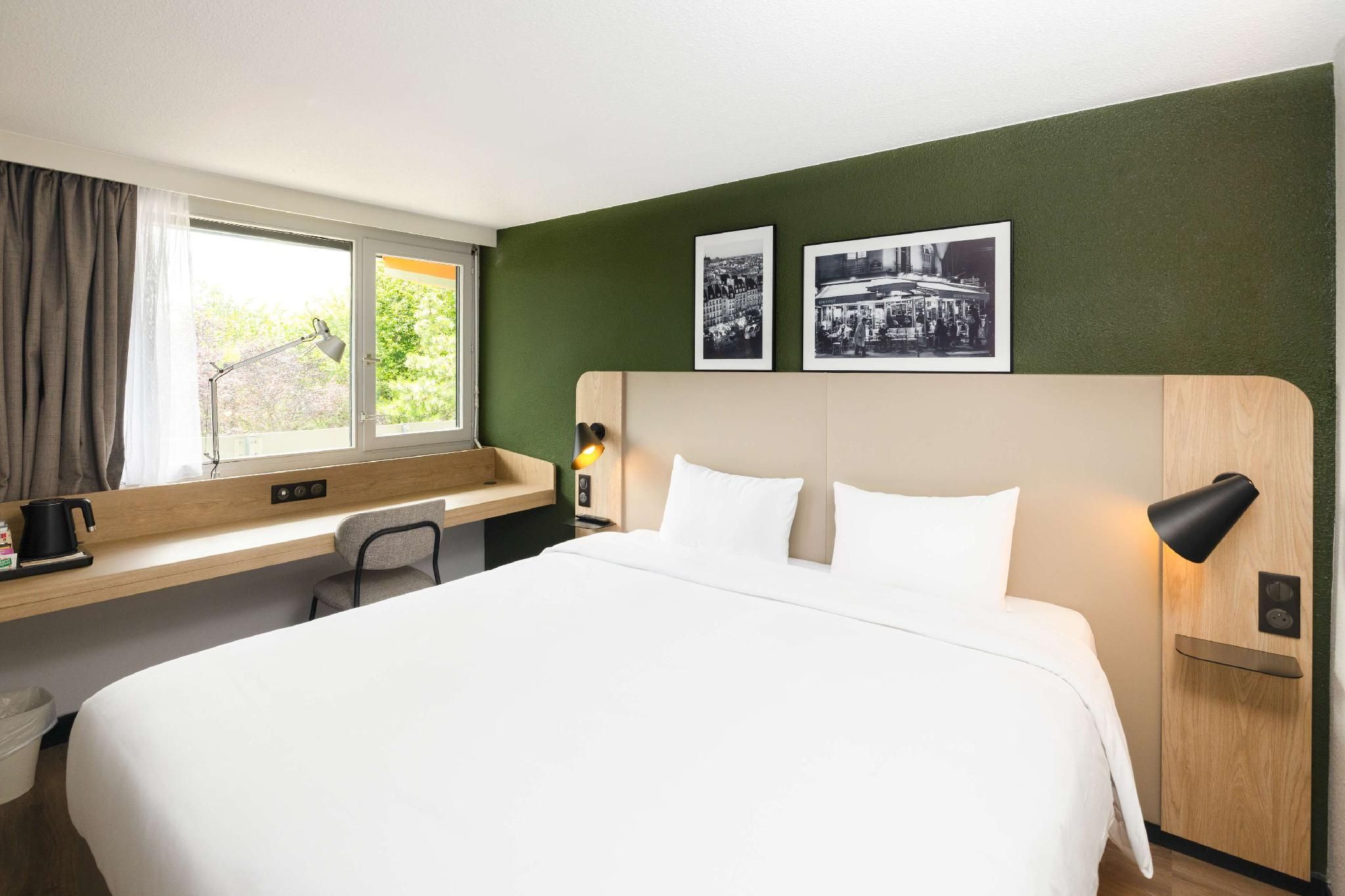Standard Room - 1 Queen Bed