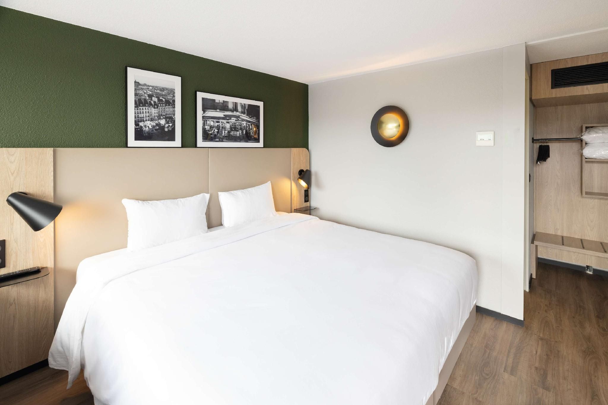 Standard Room - 1 Queen Bed