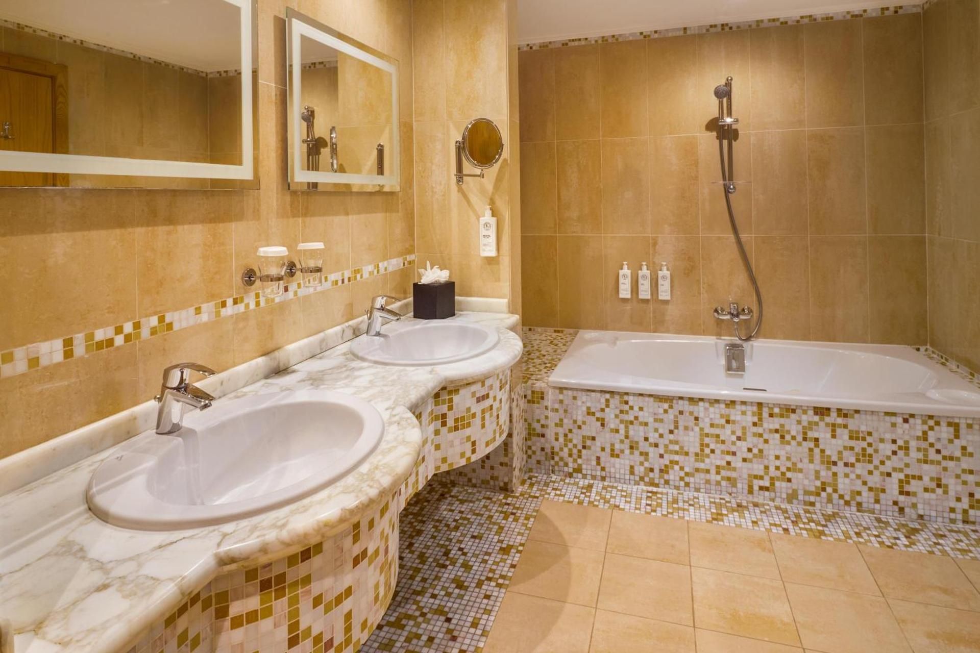 Deluxe Seaview Suite 