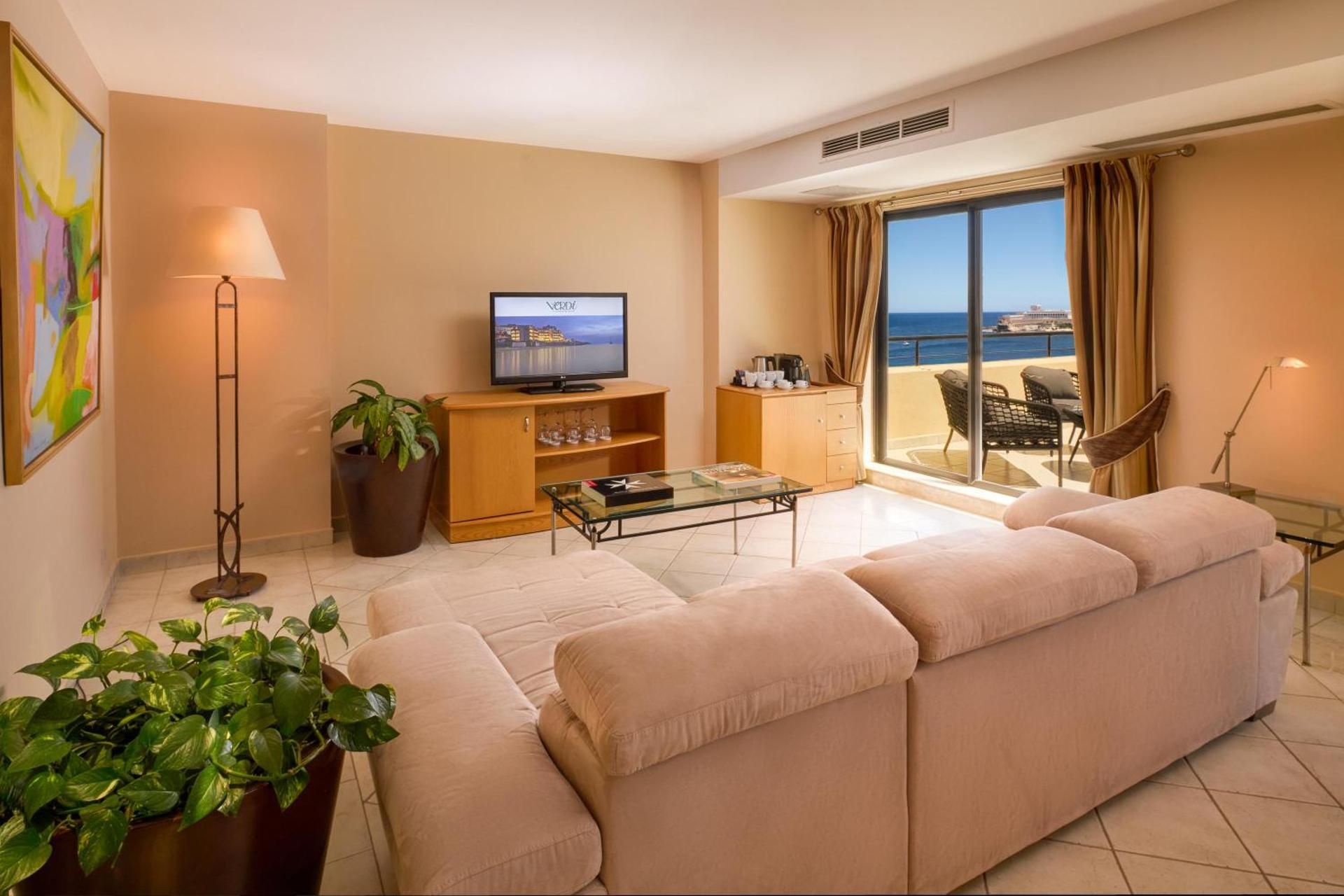 Deluxe Seaview Suite 