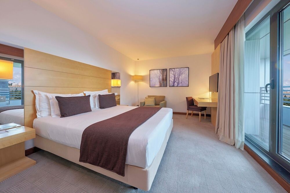 Deluxe Suite, City View