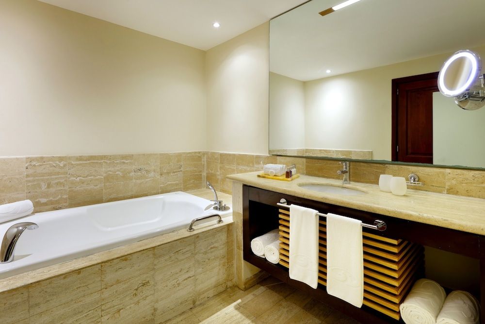 Grand Palladium Select White Sand Resort & Spa - All Inclusive Junior Suite, Beachside 5