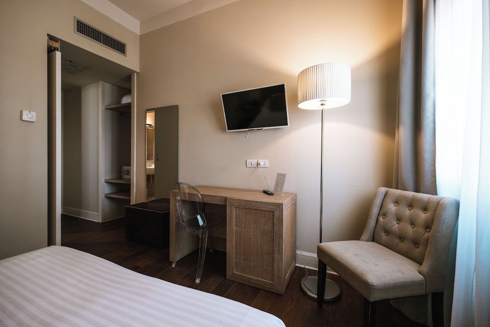 Hotel De la Ville Classic Double or Twin Room 3