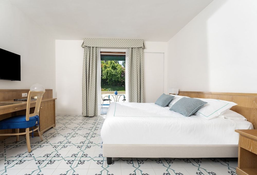 undefined Grand Hotel Vesuvio 2