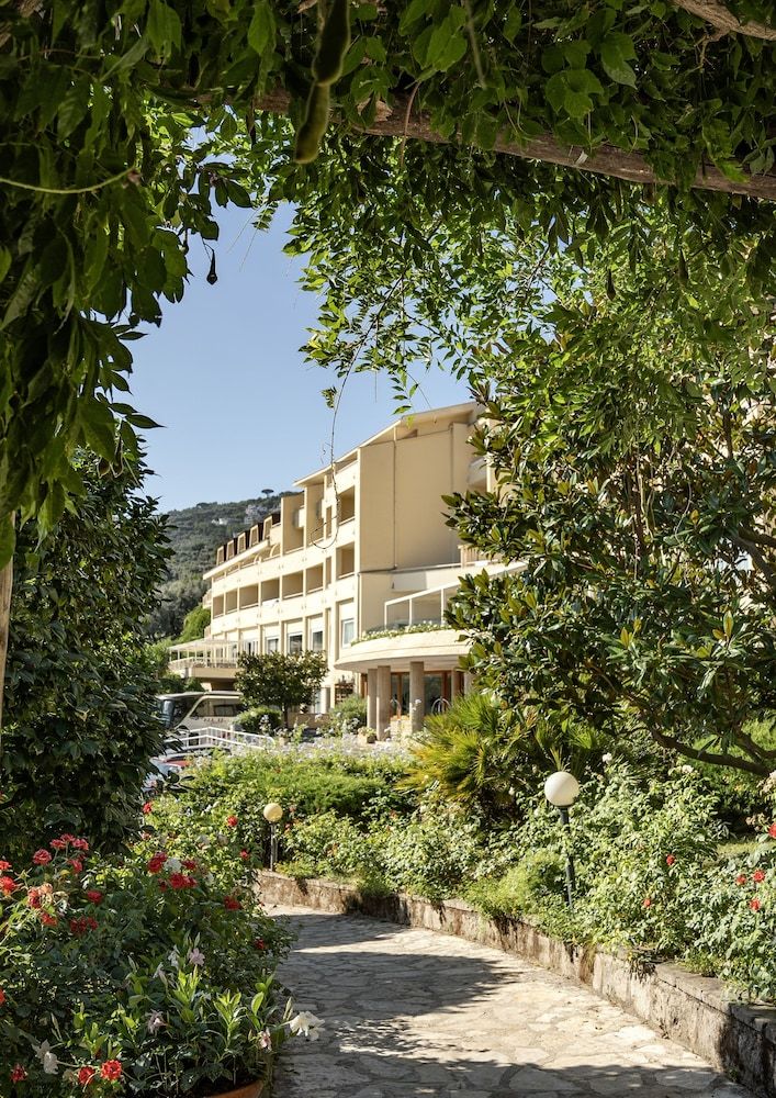 undefined Grand Hotel Vesuvio 7