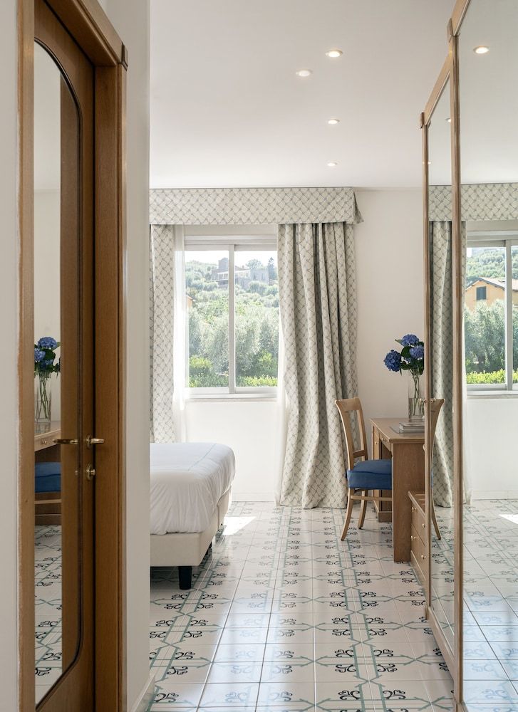 undefined Grand Hotel Vesuvio 10