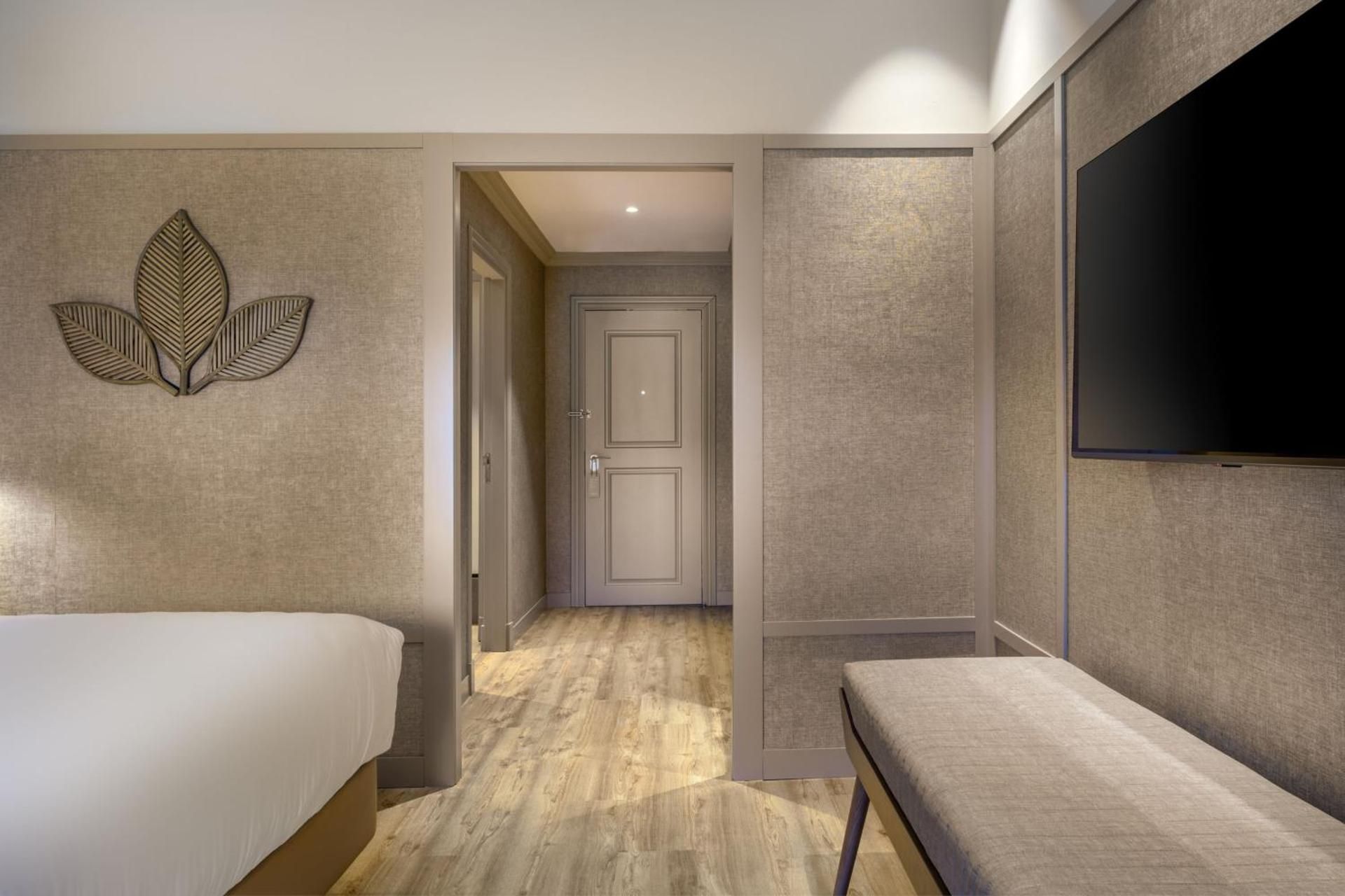 Priority Location, Deluxe Guest room, 1 King, Garden view