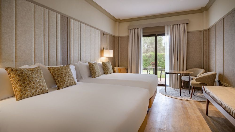 Deluxe Room, 1 King Bed, Garden View