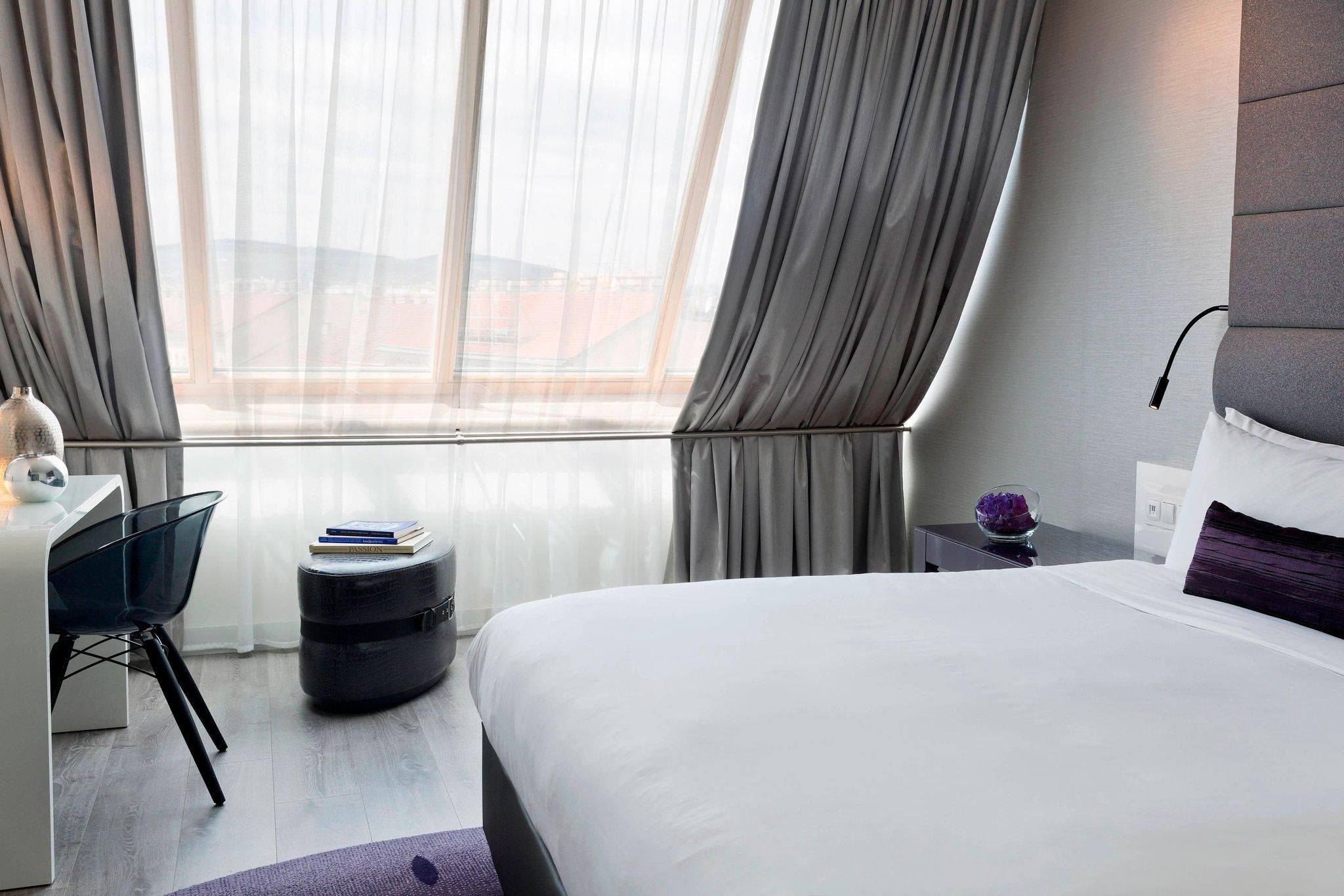 Renaissance Suite, 2 Bedroom Suite, Bedroom 1: 1 King, Bedroom 2: 2 Twin