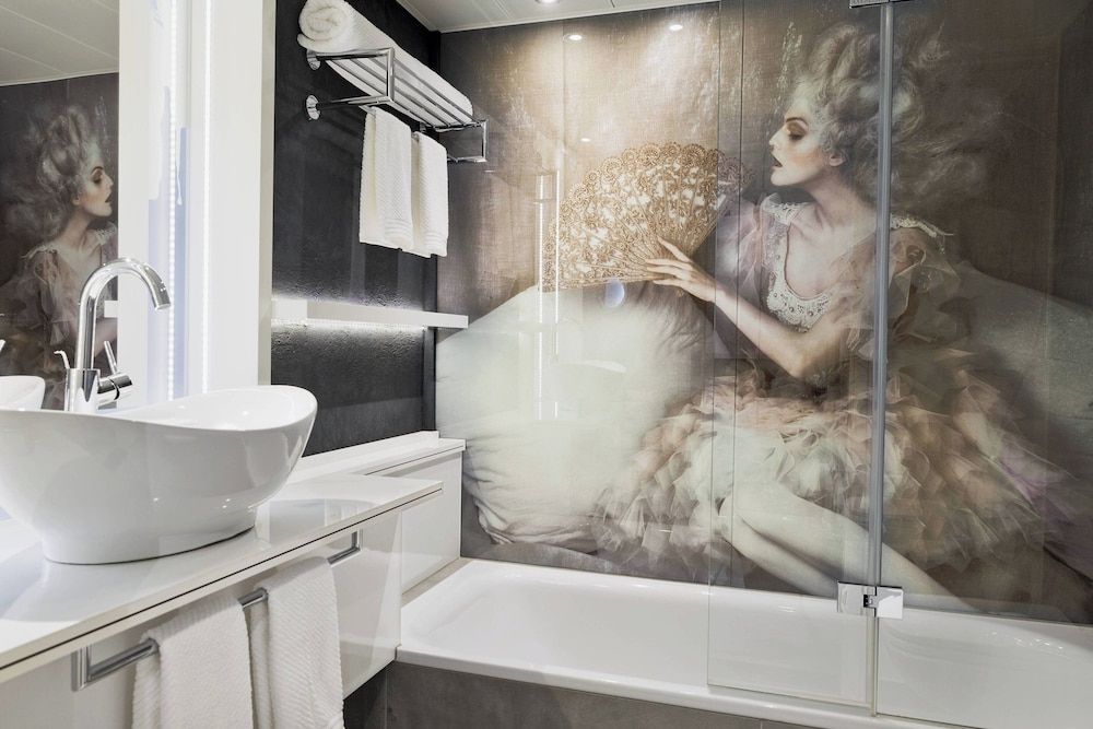 Renaissance®  Vienna Schönbrunn Hotel Classic Room, 2 Twin Beds 5