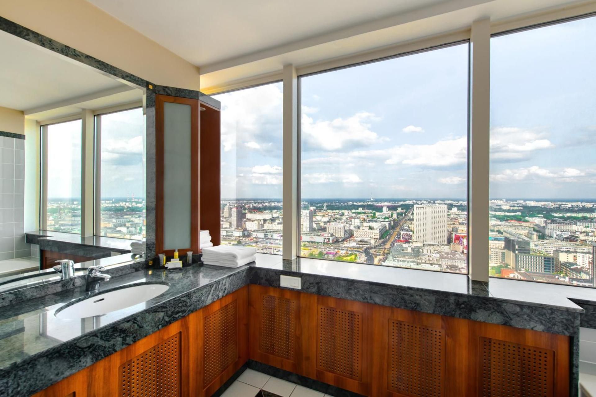 Business Suite Club Lounge Access