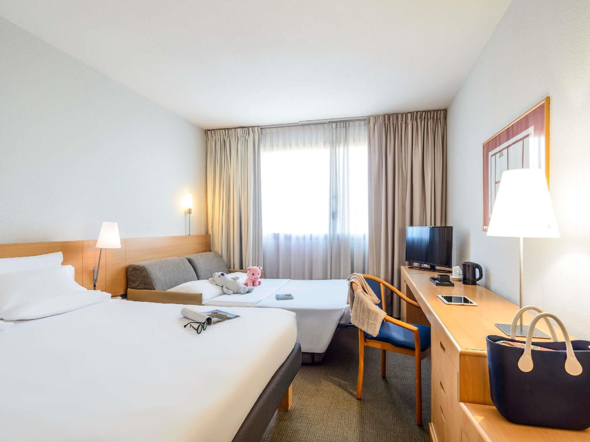 Standard room with 1 Queen size bed and French sofa