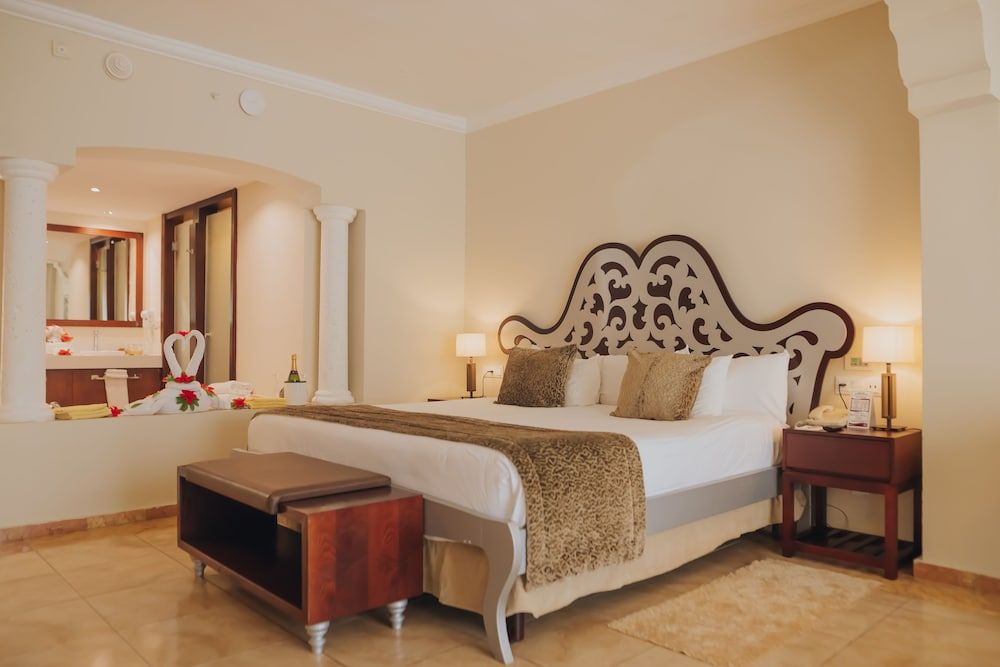 Majestic Junior Suite with Indoor and Outdoor Hot Tub, Pool Access
