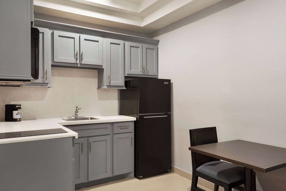 undefined Days Inn & Suites by Wyndham Houston Hobby Airport 8