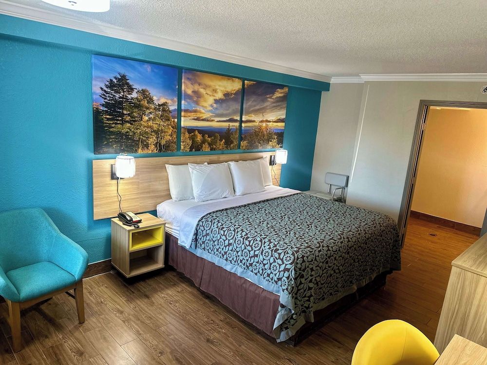 undefined Days Inn by Wyndham Houston East 3