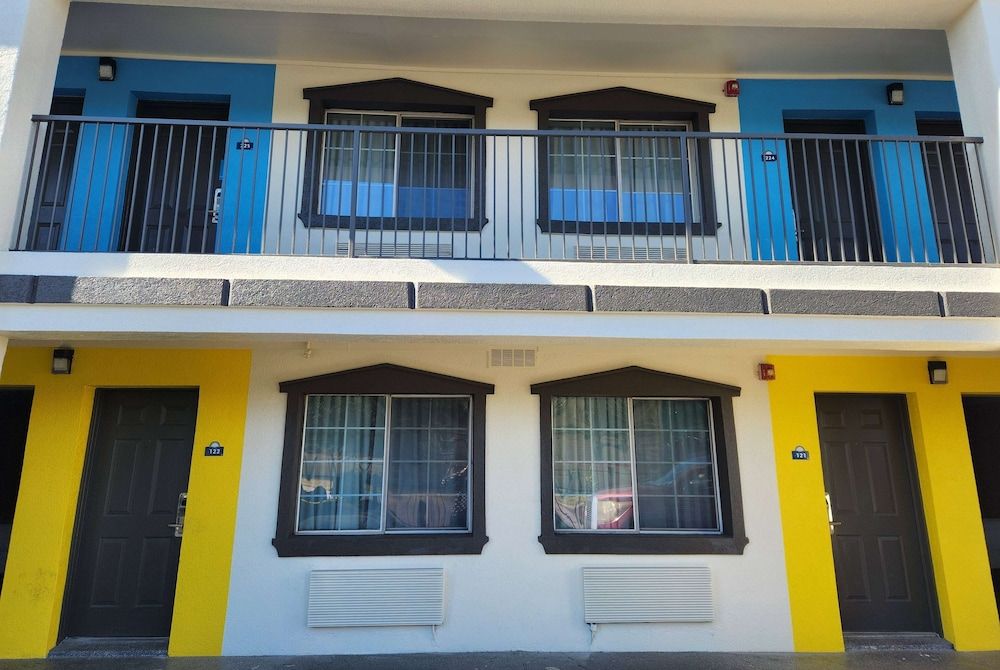 undefined Days Inn by Wyndham Houston East 4